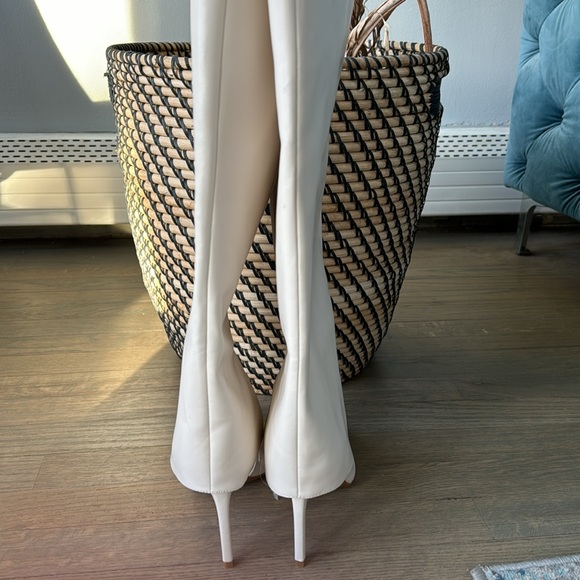 Never worn white knee high boots - Picture 3 of 3